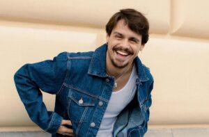 Renato Biancardi al Grande Fratello VIP 2026: “Sono pronto anche a innamorarmi nella Casa, c'è una concorrete che mi piace. Io e Stefano De Martino non siamo amici d’infanzia come hanno scritto, ma da 7 anni” - Intervista