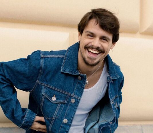 Renato Biancardi al Grande Fratello VIP 2026: “Sono pronto anche a innamorarmi nella Casa, c’è una concorrete che mi piace. Io e Stefano De Martino non siamo amici d’infanzia come hanno scritto, ma da 7 anni” – Intervista Renato Biancardi