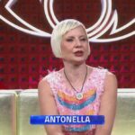Grande Fratello Vip 2026, le fragilità di Antonella Elia: “vivo una solitudine allargata, un deserto a cui sono abituata fin da piccola” | Video Mediaset Antonella Elia al Grande Fratello Vip 2026