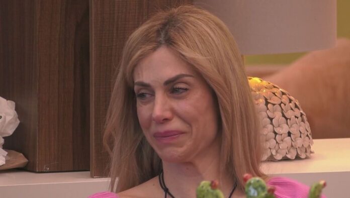 Grande Fratello Vip 2026, il doloroso racconto di Paola Caruso sul figlio: “sono qui perchè mi servono i soldi per operarlo” | Video Mediaset Paola Caruso al Grande Fratello Vip 2026
