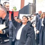 Sal Da Vinci canta tra la folla nel suo quartiere e a chi critica il brano dice: “Non rispondete alle provocazioni. Questo premio profuma di sogni, è per voi” – VIDEO sal da vinci festa napoli