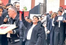 Sal Da Vinci canta tra la folla nel suo quartiere e a chi critica il brano dice: “Non rispondete alle provocazioni. Questo premio profuma di sogni, è per voi” – VIDEO sal da vinci festa napoli
