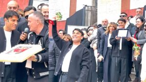 Sal Da Vinci canta tra la folla nel suo quartiere e a chi critica il brano dice: