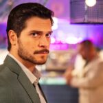 “Roberta Valente – Notaio in Sorrento”, intervista esclusiva ad Alessio Lapice: “Calogiuri e Stefano si somigliano, entrambi legati alla famiglia. Imma Tataranni senza Vanessa Scalera? Strano immaginarla senza di lei” Alessio Lapice