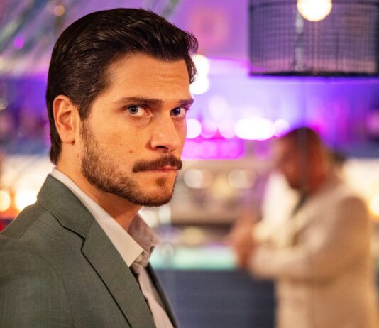 “Roberta Valente – Notaio in Sorrento”, intervista esclusiva ad Alessio Lapice: “Calogiuri e Stefano si somigliano, entrambi legati alla famiglia. Imma Tataranni senza Vanessa Scalera? Strano immaginarla senza di lei” Alessio Lapice