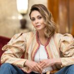 “I Cesaroni – Il Ritorno”, intervista ad Elda Alvigini: “Il primo giorno sul set ho pianto, è stato come tornare a casa. Mentre giravamo, ho sentito la presenza di Antonello Fassari. App di incontri? I fan mi hanno segnalato una persona che su Tinder usava la mia foto” Elda Alvigini