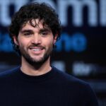 “Roberta Valente – Notaio in Sorrento”, intervista a Erasmo Genzini: “A Vito invidio la sua bontà d’animo. Leda rappresenta il passato, l’incontro con Roberta cambierà il suo approccio nei confronti degli altri e di se stesso” Erasmo Genzini