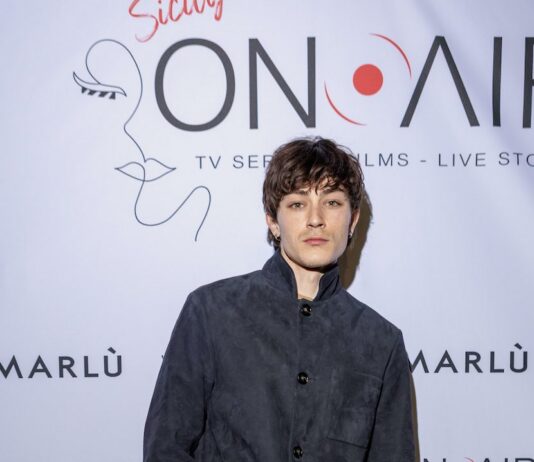 Federico Russo: “Il nostro è un mestiere precario, io faccio anche il commesso part-time. Non c’è nulla di cui vergognarsi” – Intervista Federico Russo