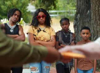 Non dite a mamma che la babysitter è morta, una commedia a corto di idee – Recensione Non dite a mamma che la babysitter è morta