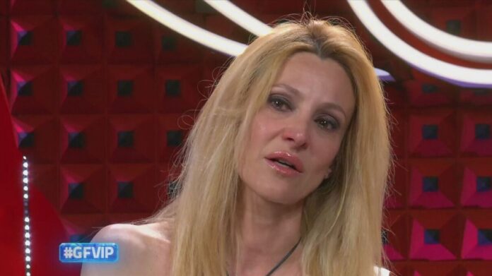 Grande Fratello Vip 2026, la “fenice” Adriana Volpe: “non si può piacere a tutti” | Video Mediaset Adriana Volpe al Grande Fratello Vip 2026