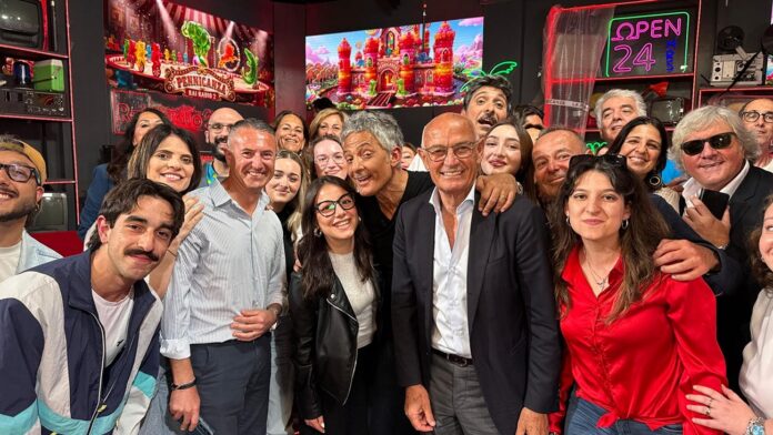 L’ironia di Fiorello: “Foto della Meloni in sottoveste? La Schlein rincara: ‘In giro ci sono anche mie foto senza eskimo!’” fiorello pennicanza