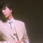 Adriano Moretti torna con “Gioco del contrario”: il nuovo singolo tra nostalgia anni ’80 e malinconia contemporanea Adriano Moretti