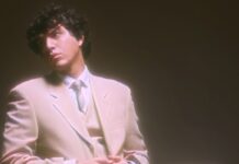 Adriano Moretti torna con “Gioco del contrario”: il nuovo singolo tra nostalgia anni ’80 e malinconia contemporanea Adriano Moretti