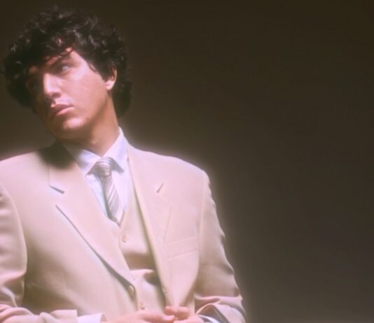 Adriano Moretti torna con “Gioco del contrario”: il nuovo singolo tra nostalgia anni ’80 e malinconia contemporanea Adriano Moretti