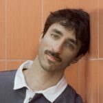 Atarde racconta “Waterproof”: “Il mercato musicale è saturo, ma io continuo a scrivere. TikTok? Mi sento già troppo vecchio per quel linguaggio” – Intervista atarde