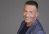 Alessandro Greco: “Sogno di condurre Sanremo. Stanno valutando una versione di Furore celebrativa dei 30 anni. Raffaellà Carrà, gratuitamente, mi ha donato un sogno” – Intervista Alessandro Greco