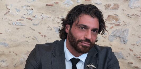 Can Yaman premiato al Taormina Festival: “Non sono in ‘Viola come il Mare’ perché dopo un anno avevo già firmato un altro contratto. Sandokan? Un progetto eccezionale. Dopo Sanremo ora sono pronto anche a condurre” can yaman taormina