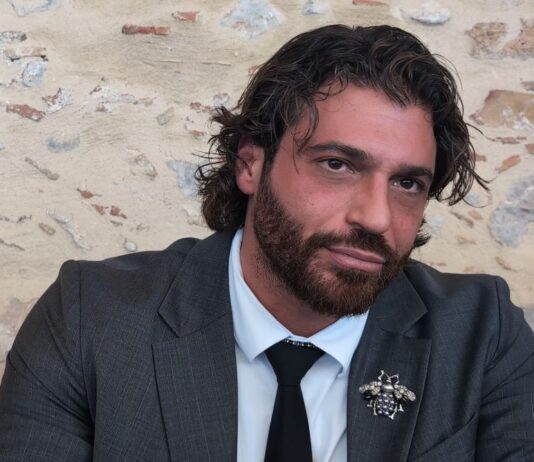 Can Yaman premiato al Taormina Festival: “Non sono in ‘Viola come il Mare’ perché dopo un anno avevo già firmato un altro contratto. Sandokan? Un progetto eccezionale. Dopo Sanremo ora sono pronto anche a condurre” can yaman taormina