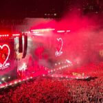 Max Pezzali fa tornare il Maradona agli anni ’90: il Festival di Max tra emozioni, half time con single cam e ricordi concerto max pezzali maradona