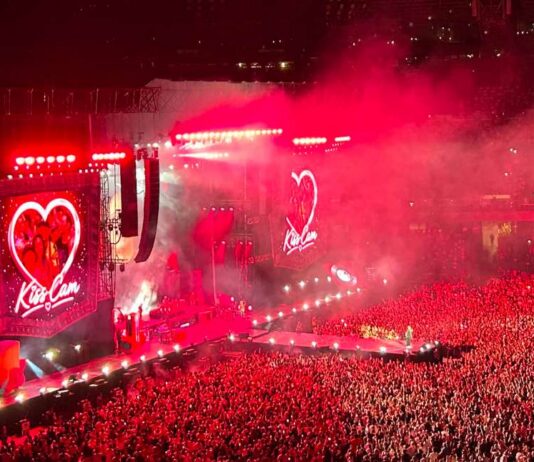 Max Pezzali fa tornare il Maradona agli anni ’90: il Festival di Max tra emozioni, half time con single cam e ricordi concerto max pezzali maradona