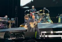 Eros Ramazzotti, concerto sold out al Maradona: il cantante lancia messaggi di pace, ricorda Pino Daniele e indossa la maglia numero 10 del Napoli. Ospite Gigi D’Alessio eros ramazzotti maradona concerto