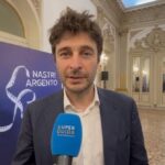 Lino Guanciale premiato ai Nastri d’Argento Grandi Serie 2026: “Vedrete presto ‘Il Commissario Ricciardi 4’. Per un attore è una fortuna fare cose diverse | Video Intervista intervista lino guanciale