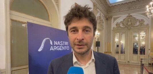 Lino Guanciale premiato ai Nastri d’Argento Grandi Serie 2026: “Vedrete presto ‘Il Commissario Ricciardi 4’. Per un attore è una fortuna fare cose diverse” | Video Intervista intervista lino guanciale nastri