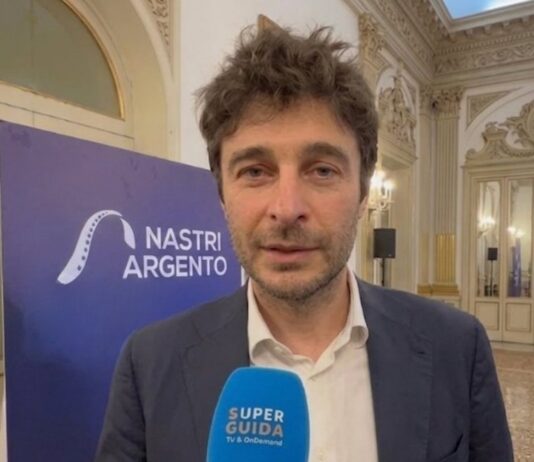 Lino Guanciale premiato ai Nastri d’Argento Grandi Serie 2026: “Vedrete presto ‘Il Commissario Ricciardi 4’. Per un attore è una fortuna fare cose diverse” | Video Intervista intervista lino guanciale nastri