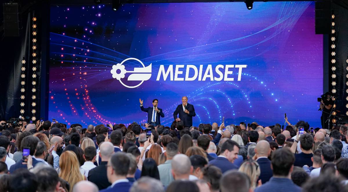“Mediaset siamo Noi”, in onda lo speciale in ricordo di Silvio Berlusconi: quando in tv e ospiti