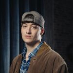 Vybes presenta il nuovo album “Socialmente Utile”: “La sindrome dell’impostore? È la battaglia che sto affrontando oggi. A scuola mi sentivo poco compreso, nella musica ho trovato il mio posto. Chiedere aiuto mi ha cambiato la vita” – Intervista vybes