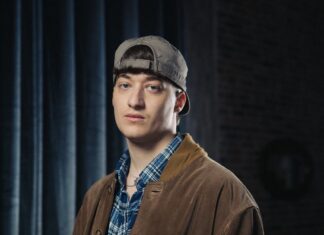 Vybes presenta il nuovo album “Socialmente Utile”: “La sindrome dell’impostore? È la battaglia che sto affrontando oggi. A scuola mi sentivo poco compreso, nella musica ho trovato il mio posto. Chiedere aiuto mi ha cambiato la vita” – Intervista vybes