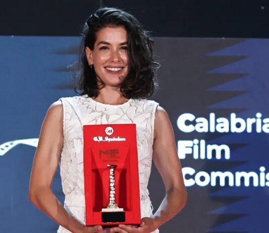 Giulia Michelini al Magna Graecia Film Festival accende la possibilità di un ritorno di Squadra Antimafia e Rosy Abate: “Il pensiero di tornare sul set c’è” – Intervista Giulia Michelini