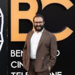 Fabio Balsamo: “Vorrei recuperare la commedia di Troisi e Mastroianni. Con i The Jackal siamo diversissimi, ed è questo il nostro punto di forza. L’ironia mi ha aiutato a sopravvivere alla sofferenza” fabio balsamo