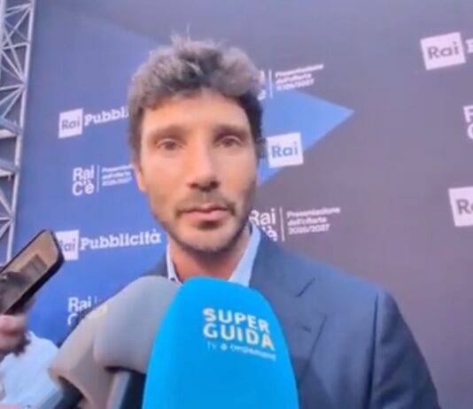 Stefano De Martino svela come sarà Sanremo: “Ci sarà la serata cover e una performance che decreterà chi parteciperà all’Eurovision. Vasco Rossi? Ha le chiavi dell’Ariston” | Intervista stefano de martino su sanremo 2027
