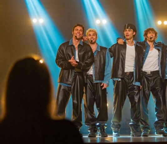 Elevator Boys – Ritorno Agli Anni 90, la recensione: un film musicale a spasso nel tempo Elevator Boys - Ritorno Agli Anni 90
