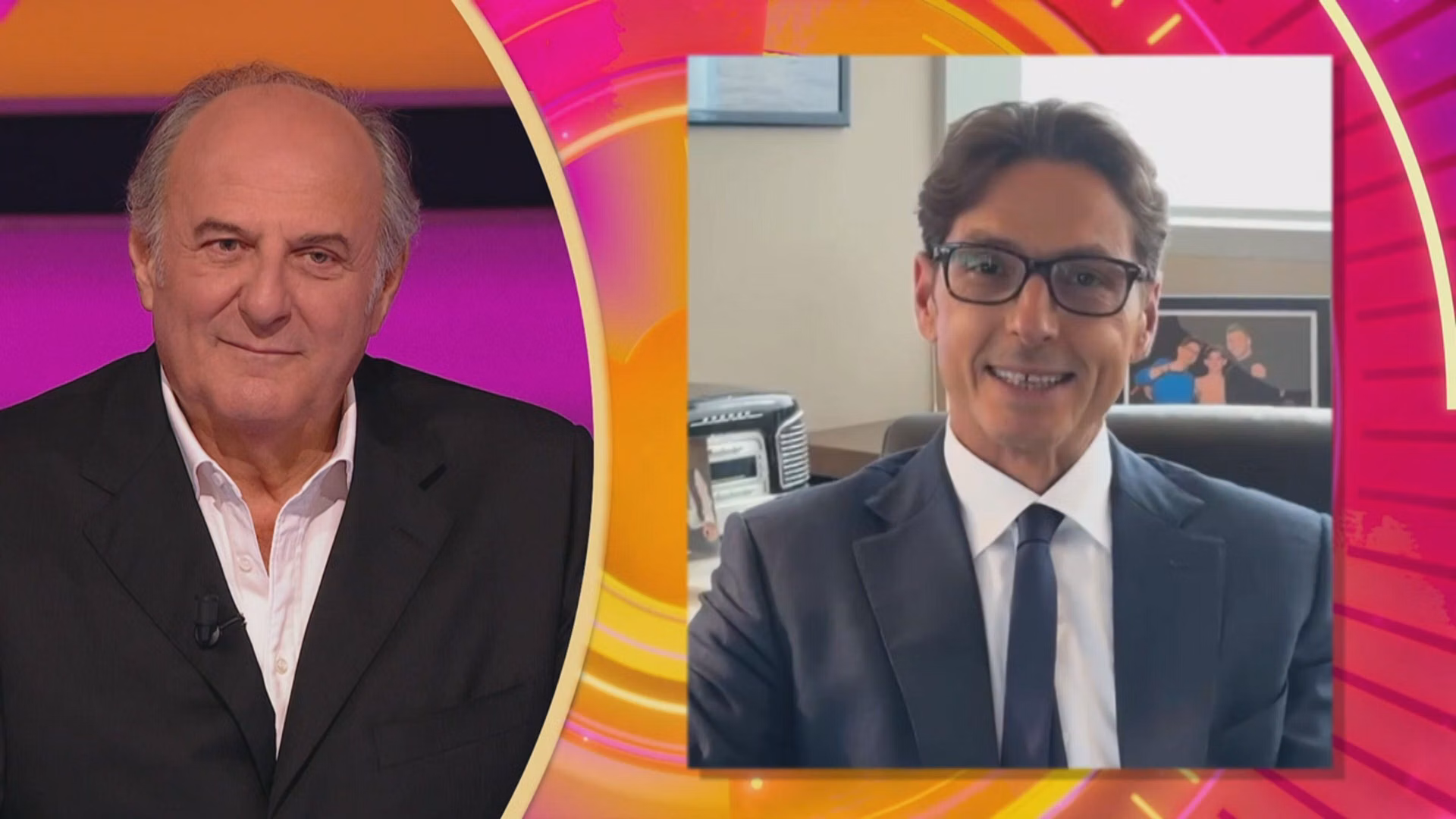 Gerry Scotti compie 70 anni, la sorpresa di Pier Silvio Berlusconi a La Ruota della Fortuna: “Sei un mito, ti voglio bene” Pier Silvio e Gerry alla Ruota