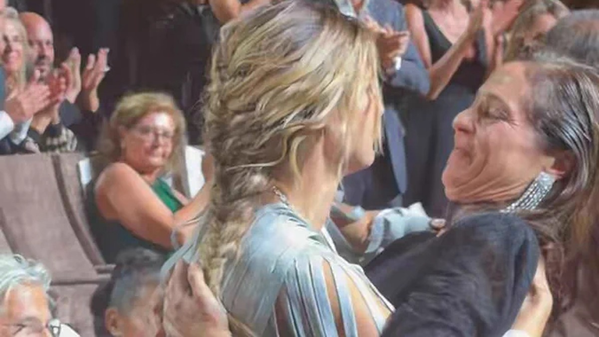 vanessa scalera e barbara ronchi si abbracciano commosse a venezia 83 imma e diana amiche anche fuori dal set da Superguidatv.it vanessa scalera e barbara ronchi si abbracciano commosse a venezia 83 imma e diana amiche anche fuori dal set