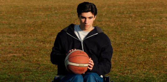 Tutto l’amore che resta, intervista a Francesco Leo: “In carrozzina per quattro mesi sul set, un’esperienza che mi ha aperto gli occhi” Leo