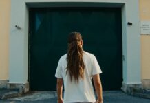 Sayf entra nel carcere di Chiavari con “Il cielo in una stanza”: il documentario tra musica, libertà e detenuti Il Cielo In Una Stanza di Sayf: Documentario