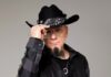 J-Ax presenta “Vita Morte Miracoli”: un tuffo nel country tra giochi, musica e il nuovo album J-AX