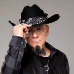 J-Ax presenta “Vita Morte Miracoli”: un tuffo nel country tra giochi, musica e il nuovo album J-AX