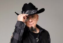J-Ax presenta “Vita Morte Miracoli”: un tuffo nel country tra giochi, musica e il nuovo album J-AX