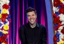 Roast in Peace 2, intervista esclusiva a Fedez: “Nessuna battuta mi ha ferito. Nella vita bisogna imparare a fermarsi e a prendersi i propri tempi” Fedez