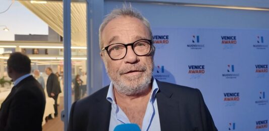 Claudio Amendola al Festival del Cinema di Venezia: “Un’altra stagione de ‘I Cesaroni’? No, non credo. È stato meraviglioso farlo, sono molto fiero e contento” | Intervista esclusiva claudio amendola cesaroni