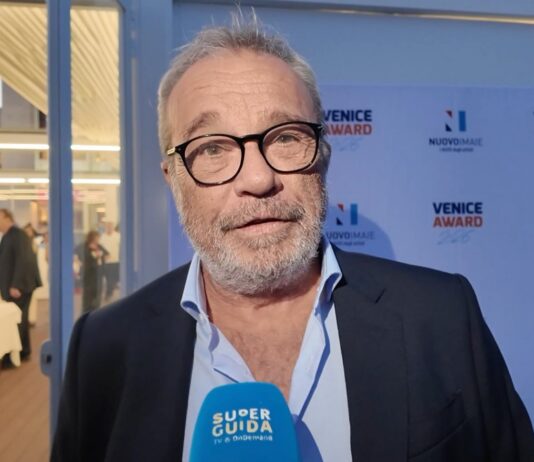Claudio Amendola al Festival del Cinema di Venezia: “Un’altra stagione de ‘I Cesaroni’? No, non credo. È stato meraviglioso farlo, sono molto fiero e contento” | Intervista esclusiva claudio amendola cesaroni