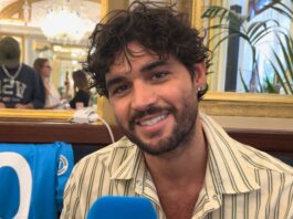Erasmo Genzini sarà Diego Maradona in ‘Numero 10’: “Canterò anche. Poi mi vedrete in vesti diverse ne ‘La Promessa di Patrizio’, ‘Troppo amore’, ‘Roberta Valente 2’ mentre non credo in Mina Settembre | Intervista intervista erasmo genzini