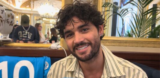 Erasmo Genzini sarà Diego Maradona in ‘Numero 10’: “Canterò anche. Poi mi vedrete in vesti diverse ne ‘La Promessa di Patrizio’, ‘Troppo amore’, ‘Roberta Valente 2’ mentre non credo in Mina Settembre | Intervista intervista erasmo genzini