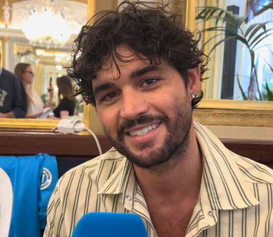 Erasmo Genzini sarà Diego Maradona in ‘Numero 10’: “Canterò anche. Poi mi vedrete in vesti diverse ne ‘La Promessa di Patrizio’, ‘Troppo amore’, ‘Roberta Valente 2’ mentre non credo in Mina Settembre | Intervista intervista erasmo genzini