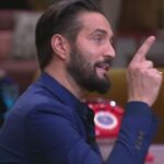 Grande Fratello Vip 2026, Alex Belli contro i “comodini” Varsi e Roncaccia: «dormono e prendono il sole!» | Video Mediaset Alex Belli al Grande Fratello Vip 2026
