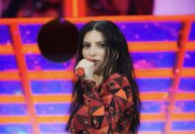 Laura Pausini, la confessione sul palco a Mantova: “Non devo per forza piacere a tutti”. Poi si scusa con i giornalisti durante il concerto: “Non sono riuscita a salutarvi” Laura Pausini